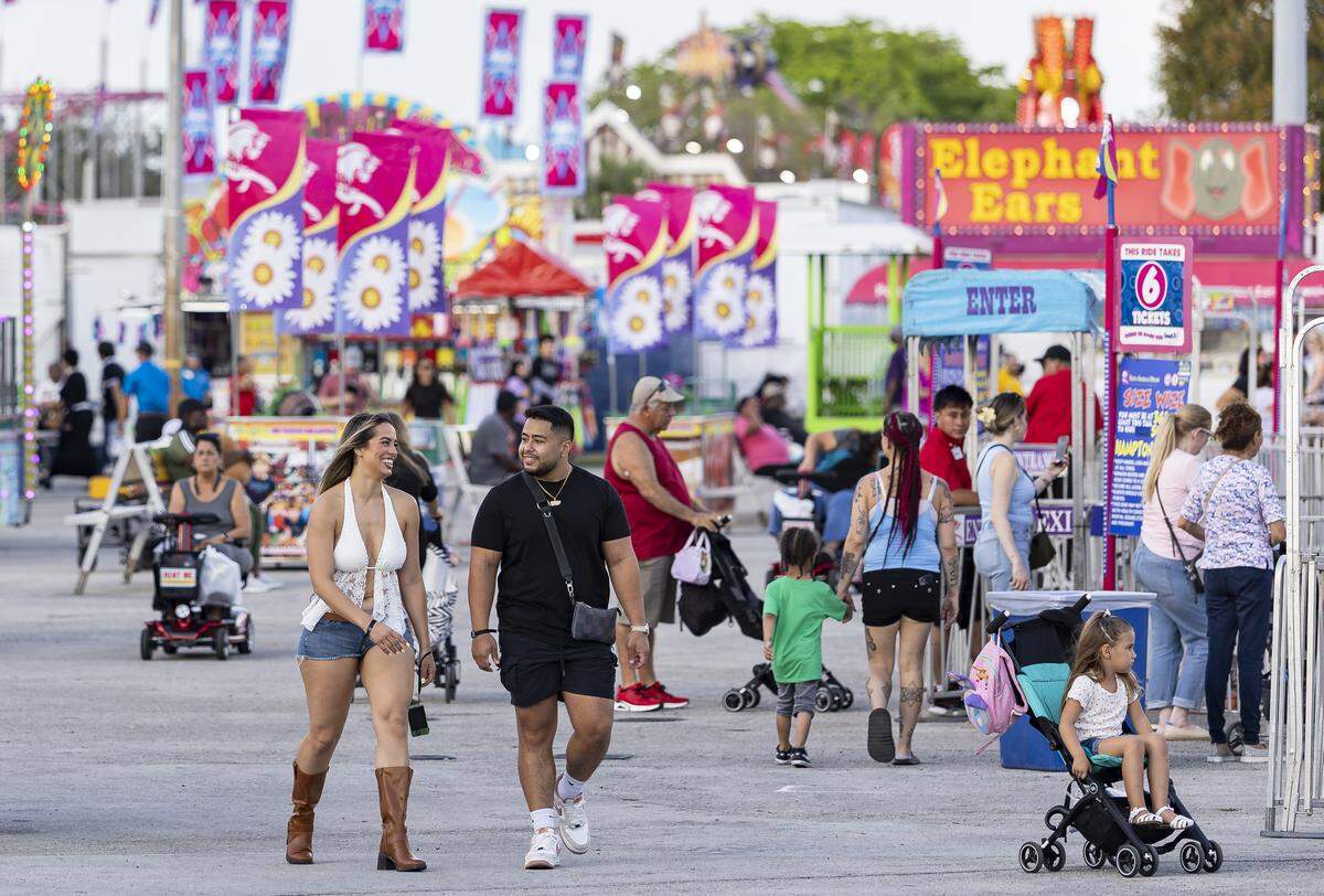 Los visitantes recorren el recinto ferial durante el día de inauguración de la 74.ª Feria Juvenil Anual del Condado de Miami-Dade, el jueves 12 de marzo de 2026, en Miami, Florida.