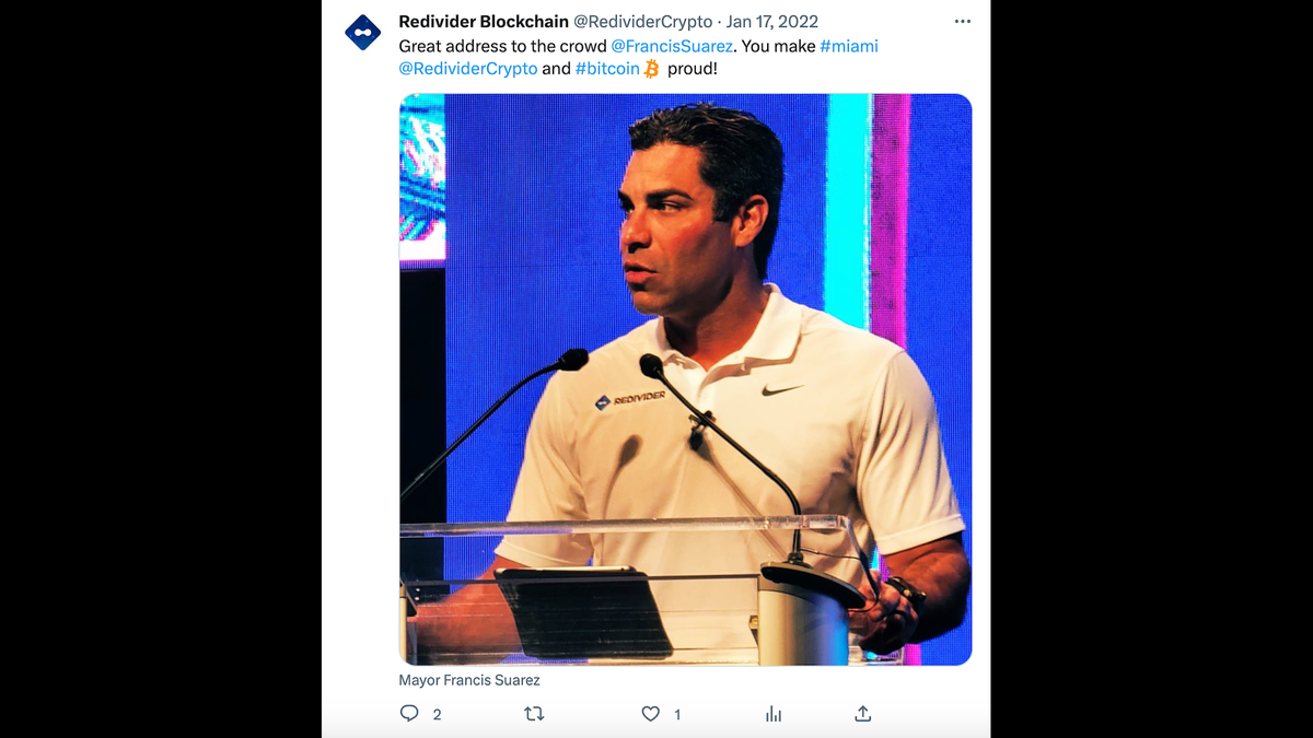 Redivider, un minúsculo fondo de inversión relacionado con la tecnología, tuiteó su apoyo al alcalde Francis Suárez, asesor a sueldo del fondo, mientras el alcalde hablaba ante la conferencia norteamericana sobre Bitcoin luciendo el logotipo de Redivider.