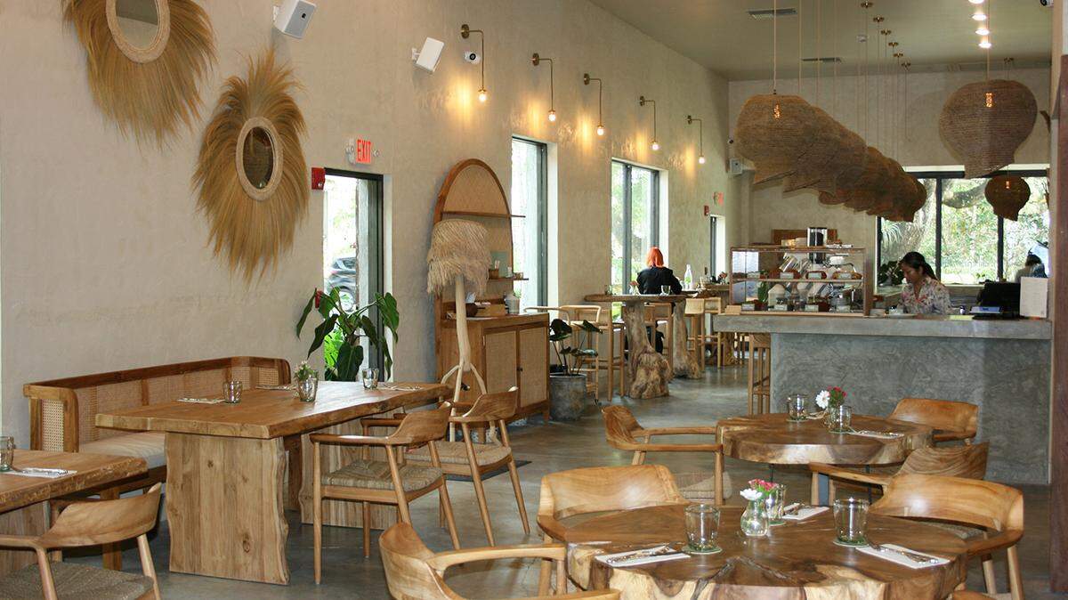 El interior de Flora Plant Kitchen, que acaba de abrir en Miami.