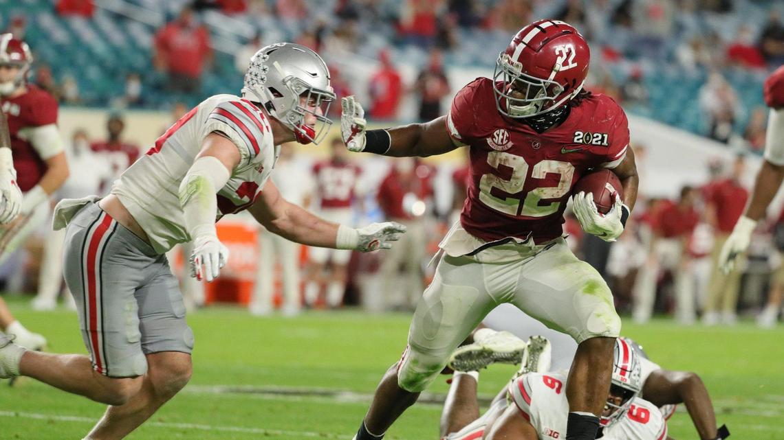 Alabama Crimson Tide running back Najee Harris (22) runs in the third quarter during the 2021 National Championship game at Hard Rock Stadium in Miami Gardens on Monday, January 11, 2021.