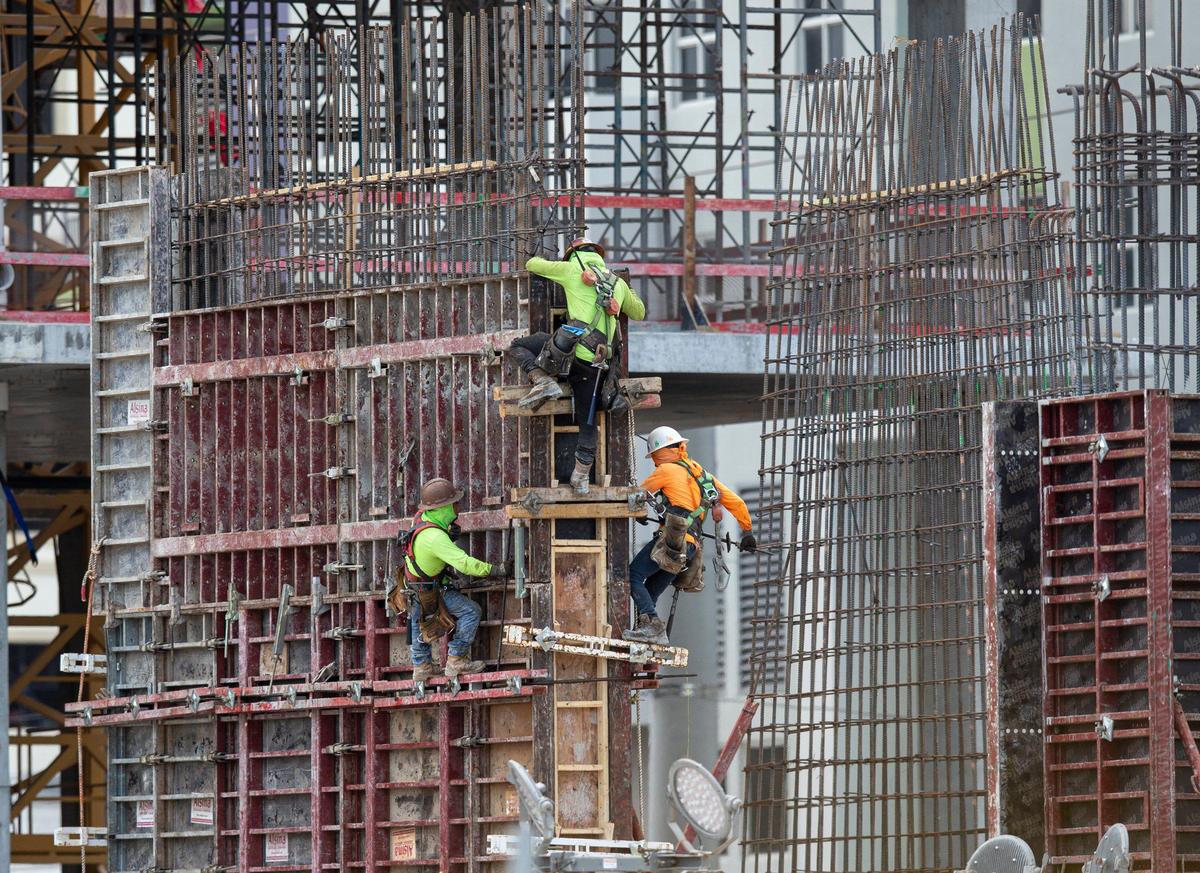 Trabajadores de la construcción laboran en la obra de South Dixie Highway y SW 37th Avenue en Coral Gables, el martes 31 de marzo de 2020.