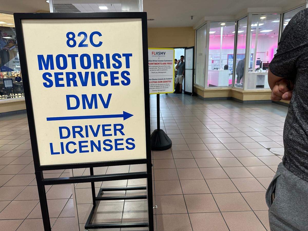 Un punto de emisión de licencias de conducir del DMV dentro del centro comercial Midway Crossings atrae una fila de automovilistas que solicitan o renuevan sus licencias el 30 de mayo de 2024.