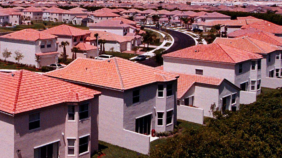 La población de la Florida está creciendo más rápido que cualquier otro estado, según el Censo de Estados Unidos. El gobernador Ron DeSantis se atribuye el mérito, citando políticas económicas y sociales.