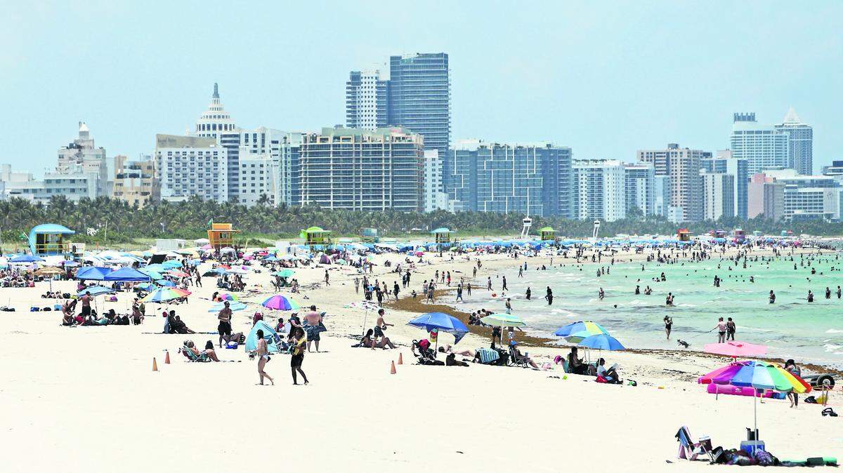 Miami Beach antes de que los gobiernos locales cerraran la costa para frenar la propagación del coronavirus. Ahora, el alcalde de MIami-Dade, Carlos Giménez, está considerando flexibilizar las reglas sobre parques y otros espacios abiertos, pero las playas permanecerán cerradas.