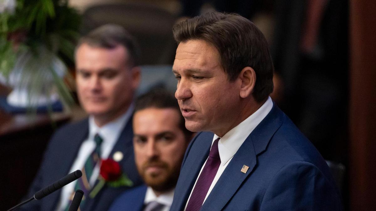 El gobernador Ron DeSantis, pronuncia su discurso sobre el Estado del Estado durante el primer día de la sesión legislativa en el Capitolio del estado de Florida el martes 4 de marzo de 2025, en Tallahassee, Florida.