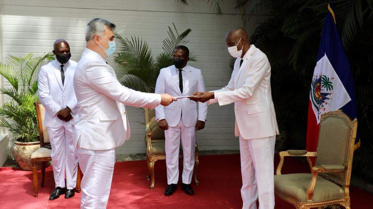 Haitian President Jovenel Moïse, right, welcomes the Russian Federation’s newest and third ambassador accredited to Haiti, Sergey Melik-Bagdasarov on June 2, 2021.