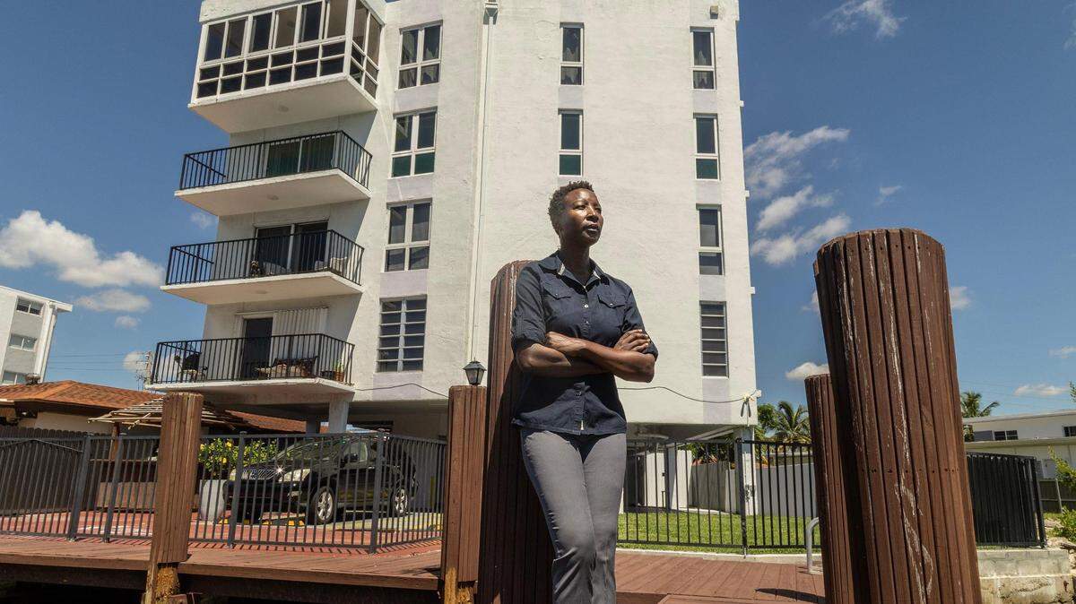 Sipiwe Anderson, vecina de Miami Beach, en la foto del 10 de junio, en el muelle detrás de su edificio en 8125 Crespi Blvd., donde es propietaria de un condominio y ha vivido con su familia desde 2001. La familia enfrenta $100,000 en cargos especiales este año después que un nuevo propietario compró las otras tres unidades en el edificio.