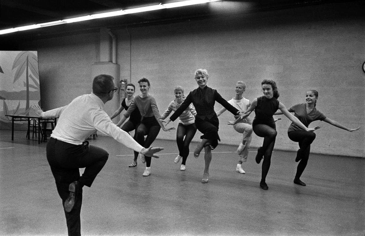 Carol Channing, center, rehearses for the CBS television program “Crescendo” in New York on Sept. 23, 1957. Channing, whose incandescent performances as the gold-digging Lorelei Lee in Gentlemen Prefer Blondes and the matchmaker Dolly Gallagher Levi in Hello, Dolly! made her a Broadway legend, died early Tuesday, Jan. 15, 2019, at her home in Rancho Mirage, California. She was 97.