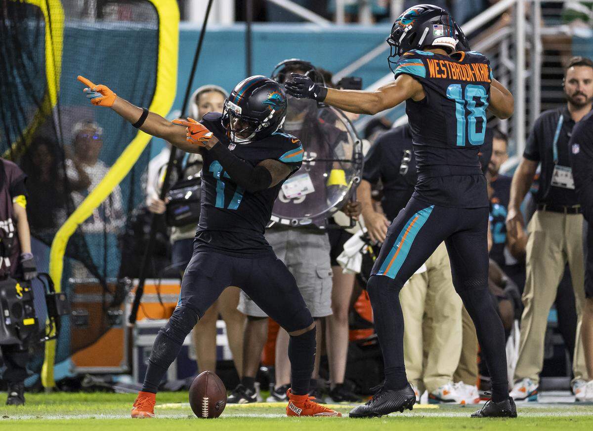 Miami Dolphins wide receiver Jaylen Waddle (17) celebrates after catching a pass in the first half of his NFL game against the New York Jets at Hard Rock Stadium on Monday, Sept. 29, 2025, in Miami Gardens, Fla.