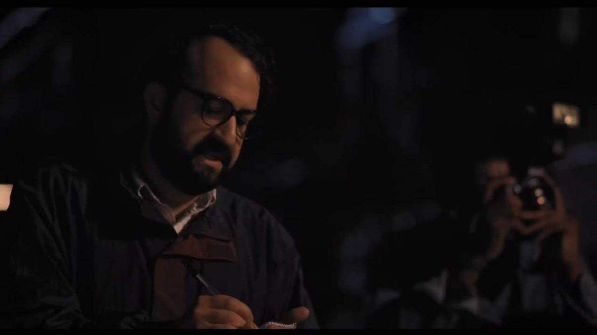 Actor Steve Zissis, with beard and paunch, plays a former Miami Herald political reporter, the clean-shaven and svelte Tom Fiedler.
