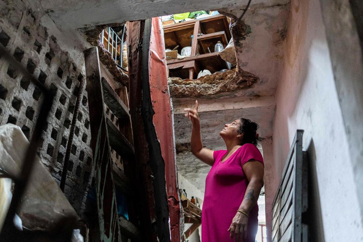 Una mujer apunta hace el techo desaparecido de su casa en Pinar del Rio, Cuba. (AP Photo/Ramon Espinosa)