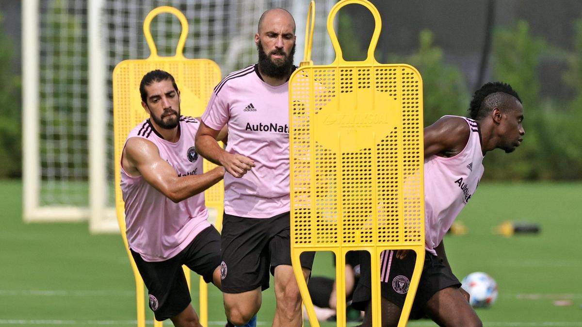 Los jugadores del Inter Miami FC Rodolfo Pizarro (10) Gonzalo Higuaín (9) y Blaise Matuidi (8) se entrenan en el DRV PNK Stadium el miércoles 21 de abril de 2021 en Fort Lauderdale.