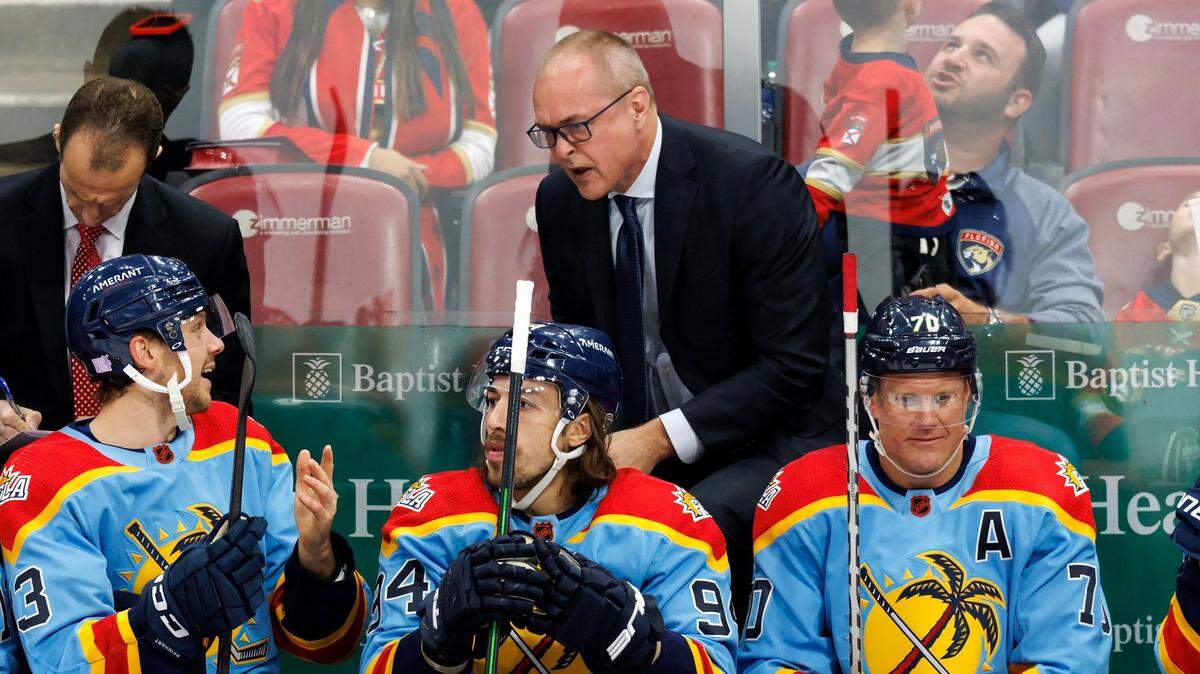 Florida Panthers head coach Paul Maurice talks with Panthers center Sam Reinhart (13) during the first period of an NHL game against the Boston Bruins at FLA Live Arena on Wednesday, November 23, 2022 in Sunrise, Fl.