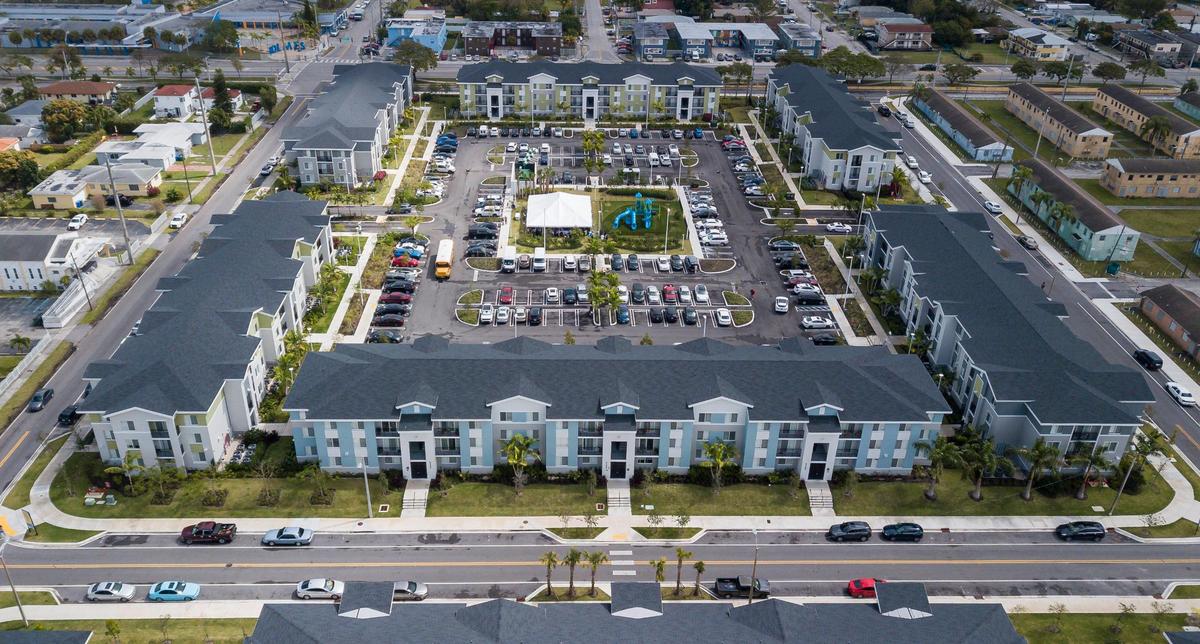 Related Urban y el Condado Miami-Dade celebraron la finalización de la tercera fase de Liberty Square, una comunidad de personas de ingresos mixtos. Arriba: vista aérea de la tercera fase del proyecto de reurbanización Harmony at Liberty Square.