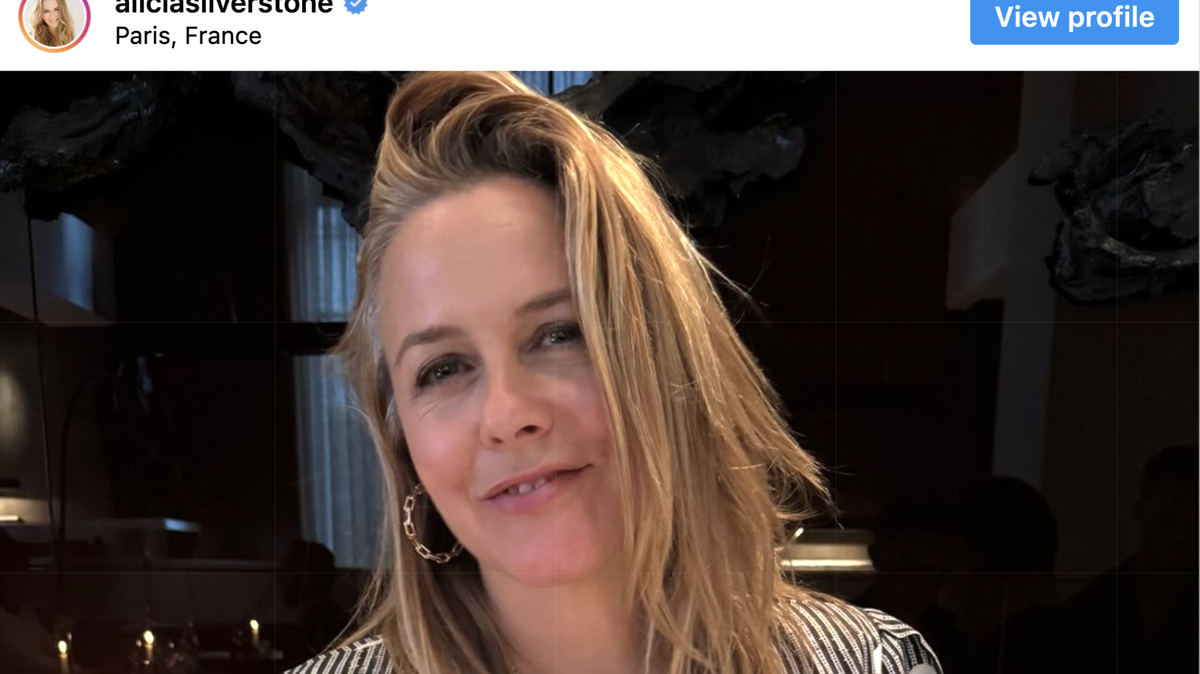 Actress Alicia Silverstone has left her fans concerned after she ate seemingly poisonous street fruit in video.