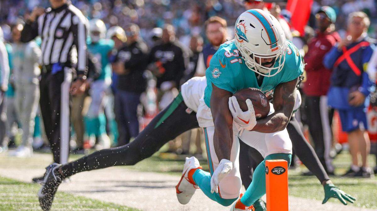 Miami Dolphins running back Raheem Mostert (31) steps out of bounds at the one yard line in the second quarter at MetLife Stadium in East Rutherford, New Jersey on Sunday, October 9, 2022.