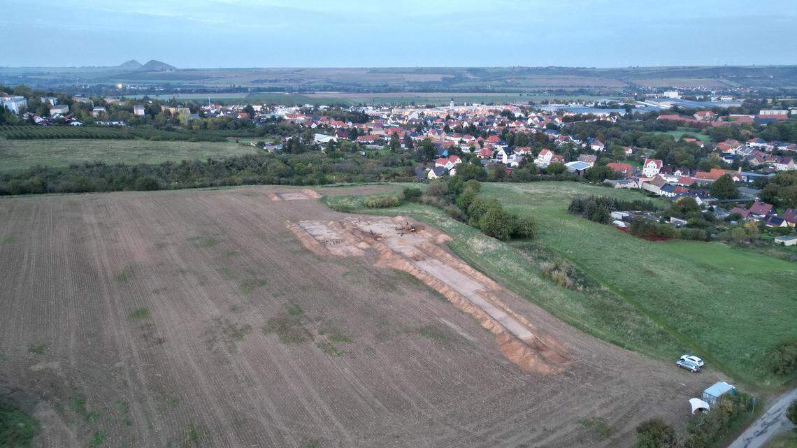 Archaeologists in Germany discovered two ancient graves near a former stronghold and palace.