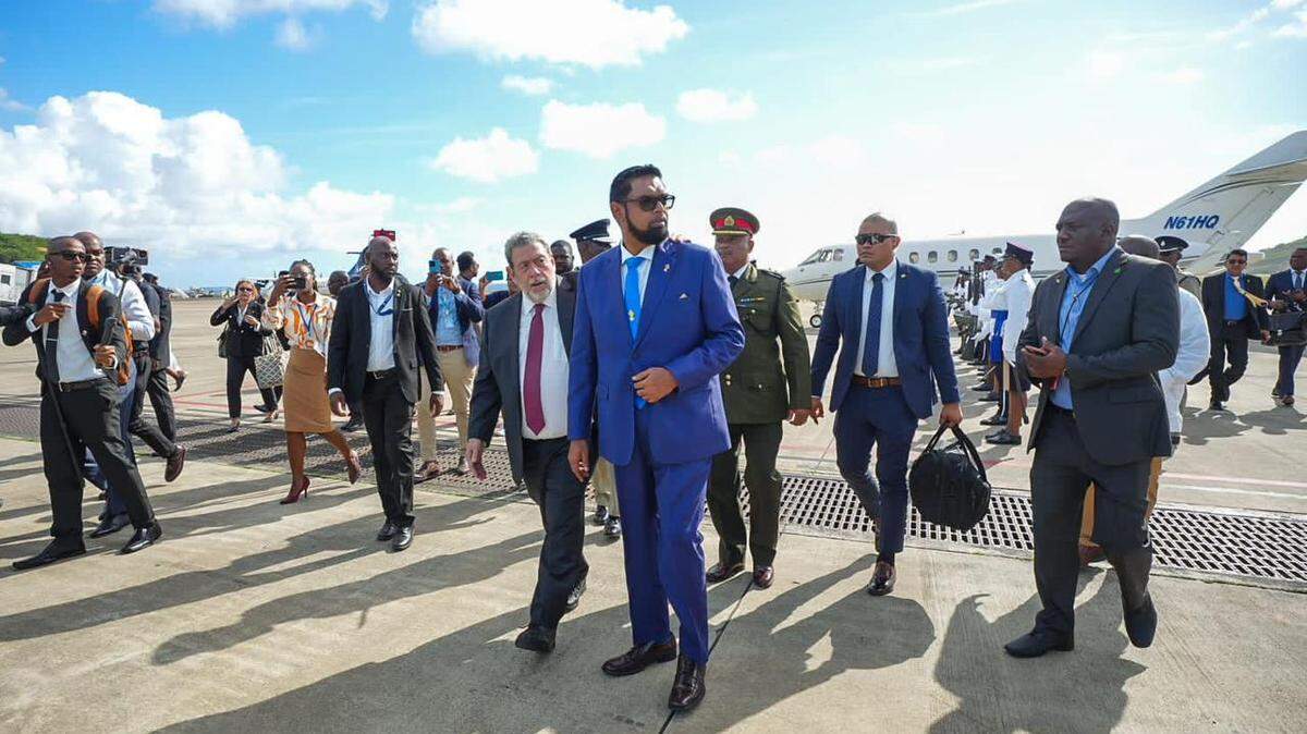 El presidente de Guyana, Irfaan Ali, voló el jueves 14 de diciembre de 2023 a San Vicente y las Granadinas, en el Caribe oriental, para mantener conversaciones mediadas con el líder venezolano, Nicolás Maduro, mientras este último pretende hacerse con una gran parte de Guyana.