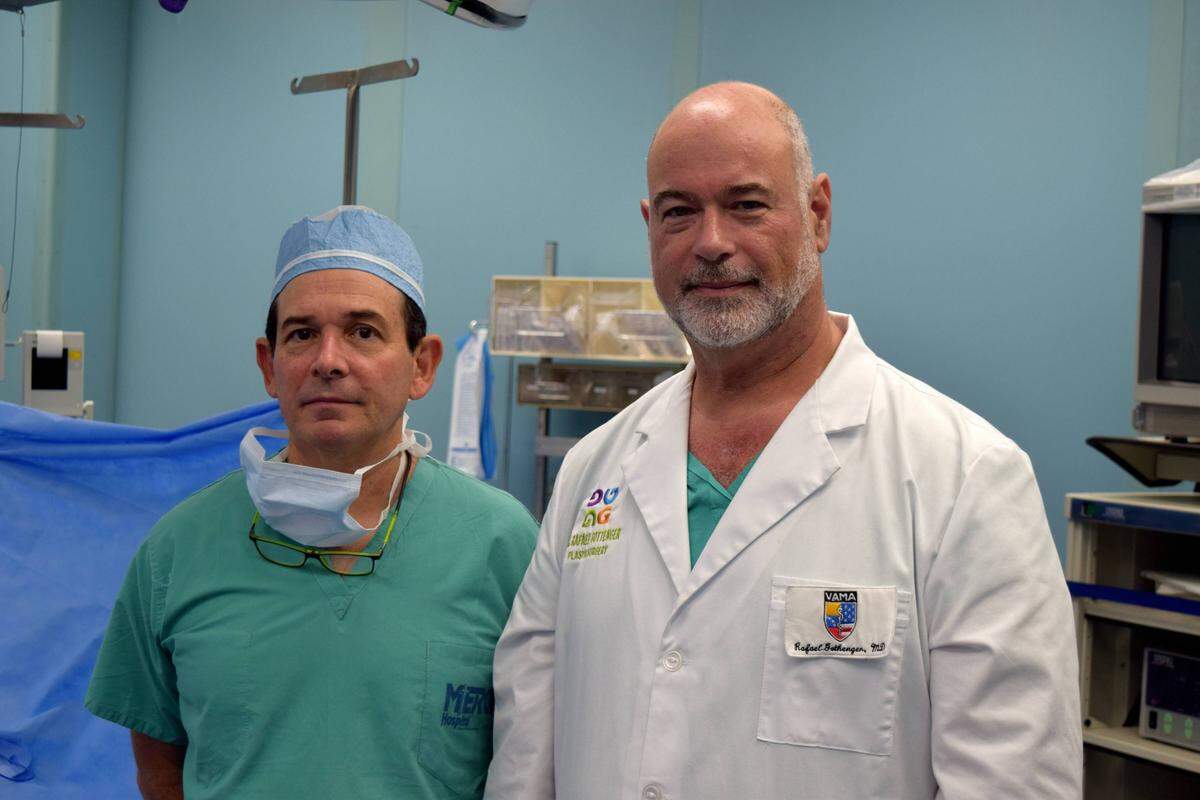 Ariel Kaufman (izq) y Rafael Gottenger son médicos venezolanos que viven en Miami y son parte de un equipo de 14 personas de la Asociación de Médicos Venezolano-Americanos a bordo del barco hospital estadounidense USNS Comfort. El barco esté en este momento en Riohacha Colombia, donde ofrece servicios médicos tanto a colombianos como a migrantes venezolanos.