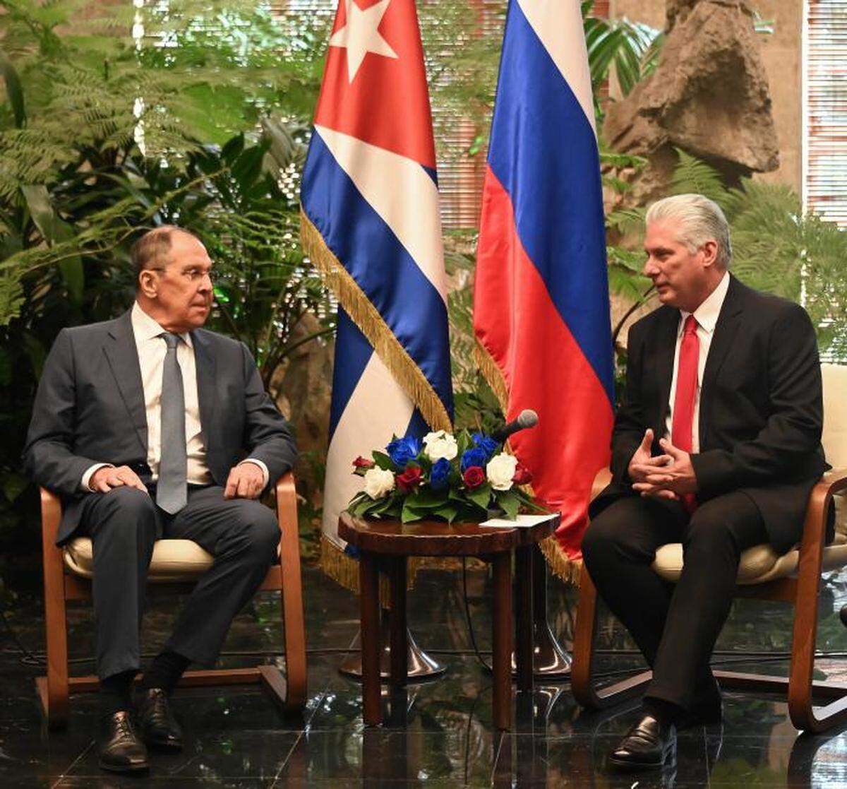 Sergei Lavrov, ministro de Asuntos Exteriores ruso (izquierda), durante una reunión con el gobernante cubano Miguel Díaz-Canel en La Habana el 18 de febrero de 2024.