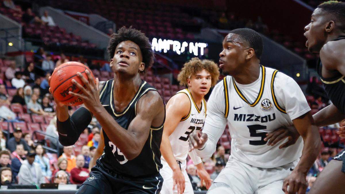UCF Knights forward Taylor Hendricks (25) looks towards the basket as Missouri Tigers guard D’Moi Hodge (5) defends in the first half during the Orange Bowl Classic at FLA Live Arena in Sunrise on Saturday, December 17, 2022.
