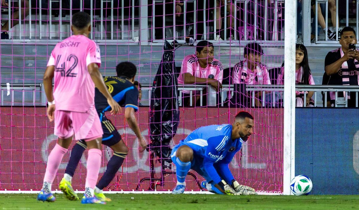 Inter Miami goalkeeper Drake Callender (1) makes a save during the second half of an MLS match against the Philadelphia Union at Chase Stadium on Saturday, March 29, 2025, in Fort Lauderdale, Fla.