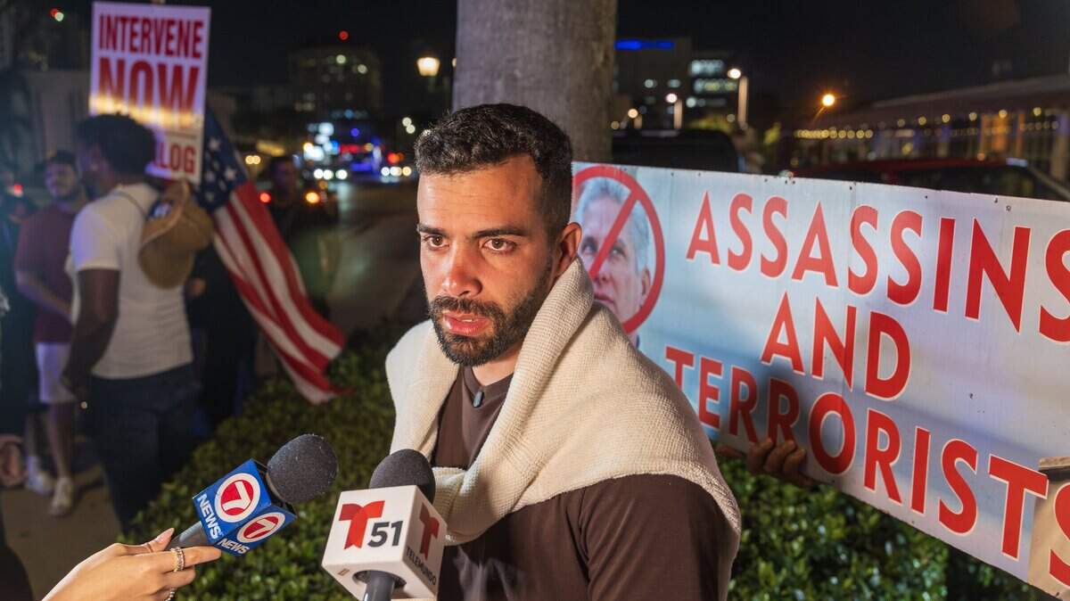 Roberto Azcorra Consuegra, quien inicialmente figuraba por error en la lista del Gobierno cubano de las personas detenidas, acudió a la vigilia en el restaurante Versailles en Miami, el 26 de febrero de 2026.