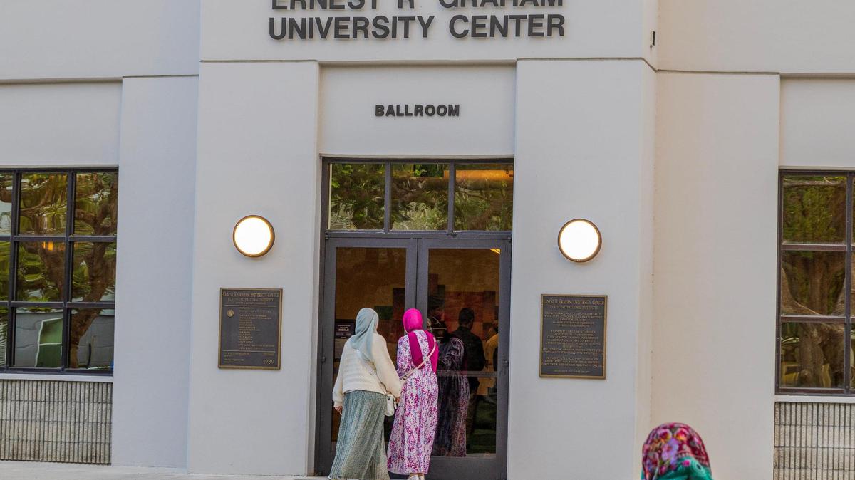 Attendees arrive at the Graham Center for the Florida International University Jaffer Center for Muslim World Studies’ Annual Interfaith Iftar Dinner 2025 in observance of Ramadan. The holy month of Ramadan is observed by Muslims worldwide. Miami, Florida, on Wednesday March 05, 2025.