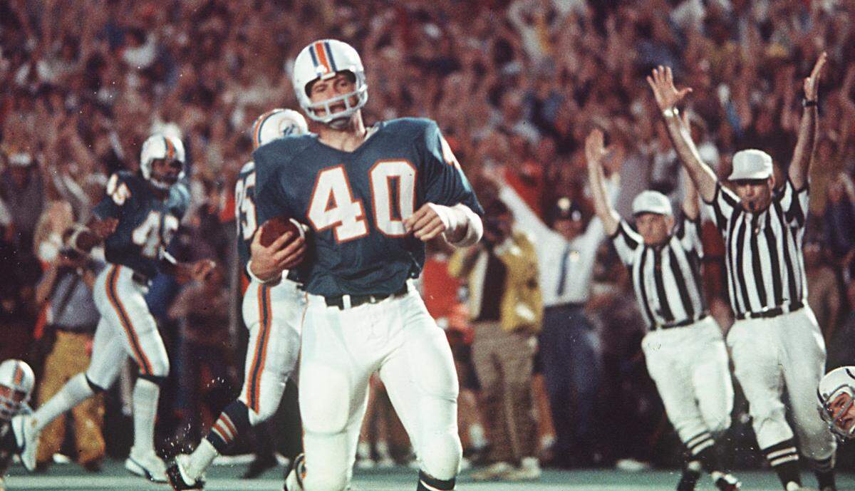 Dick Anderson (10) completes a 62-yard TD return with a deflected Unitas pass to give the Dolphins 14-0 lead in the 1971 AFC title game.