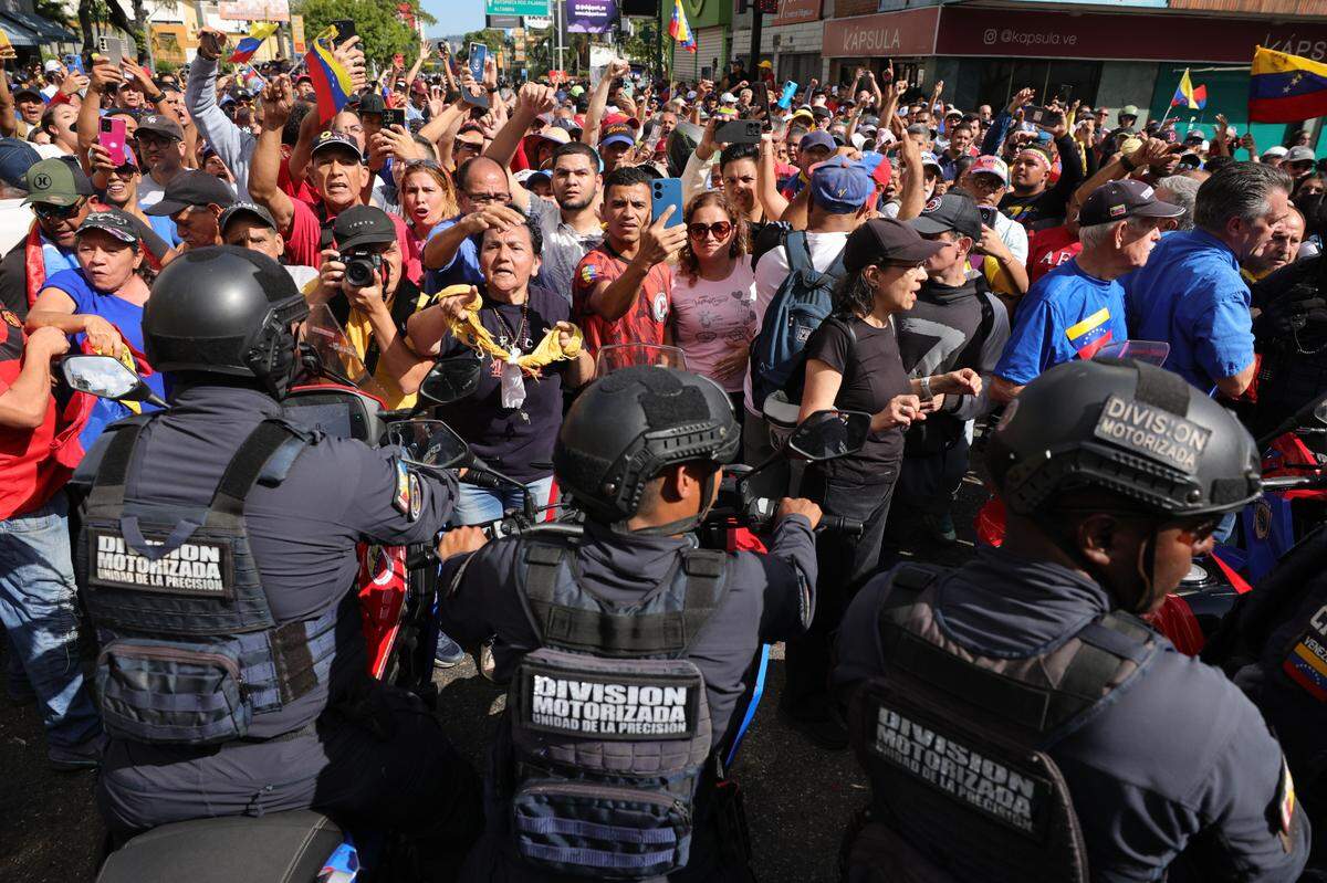09 January 2025, Venezuela, Caracas: Opposition demonstrators shout slogans against the police during a protest against the re-inauguration of authoritarian President Maduro. Opposition leader Machado had called for the rally. Photo: Jesus Vargas/dpa/Sipa USA