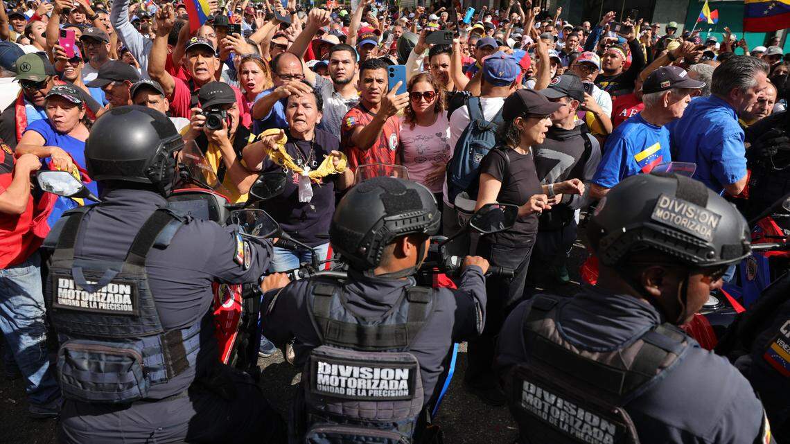 Venezuelan. opposition demonstrators shout slogans against the police during a protest in January 2025 against the re-inauguration of authoritarian President Maduro. Opposition leader Machado had called for the rally. Photo: Jesus Vargas/dpa/Sipa USA