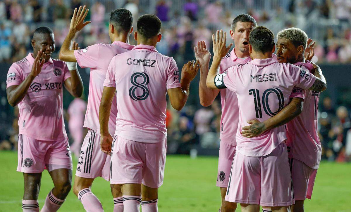 El delantero de Inter Miami, Lionel Messi (10), celebra en el campo después de anotar el tercer gol en la segunda mitad contra Orlando City en un partido de octavos de final de la Copa de la Liga en el estadio DRV PNK en Fort Lauderdale, Florida, el miércoles 2 de agosto de 2023.