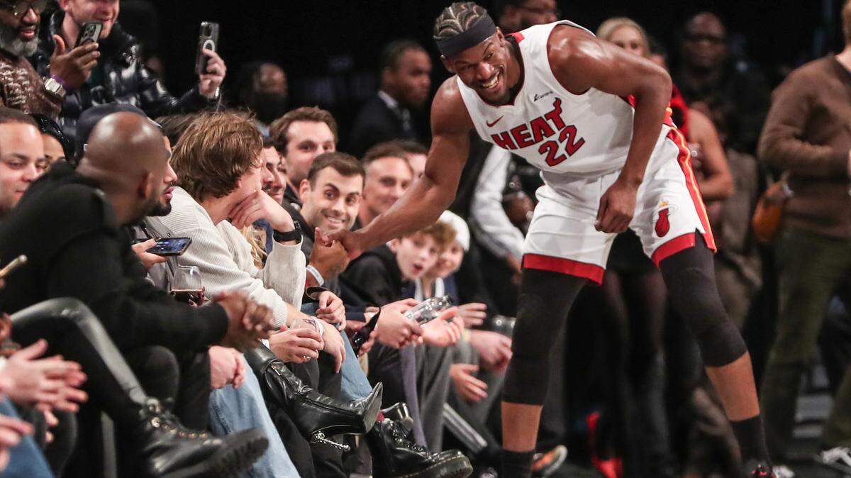 El delantero del Heat Jimmy Butler (22) le da la mano al exjugador del Real Madrid Marcelo, en el tercer cuarto del partido contra los Nets de Brooklyn en el Barclays Center, celebrado el 15 de enero de 2024.