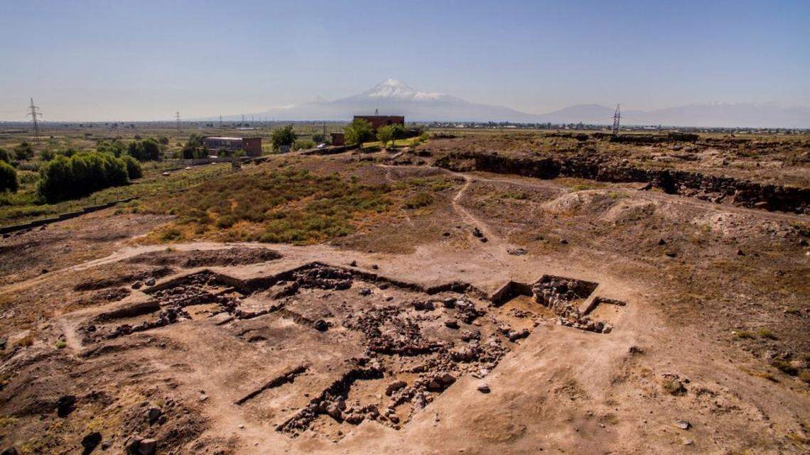 Archaeologists excavating a cemetery in Metsamor found a couple’s grave filled with gold necklaces, pottery and a funeral bed, photos show.