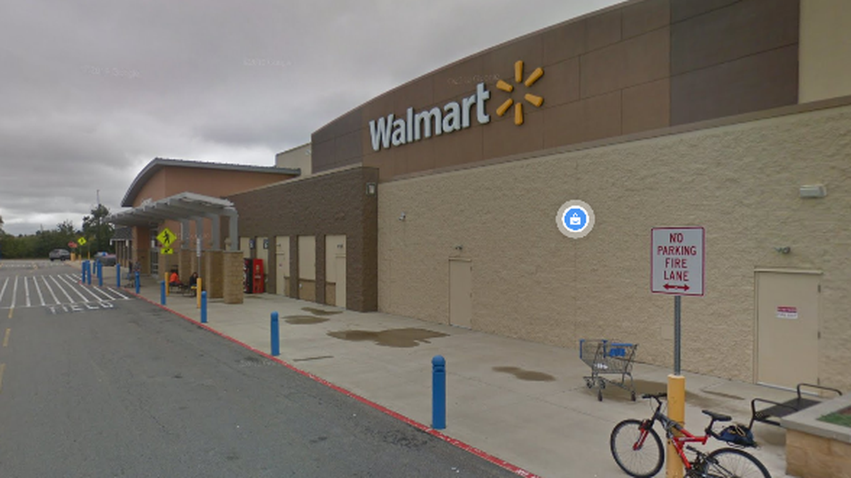En un auto parado encontrado en el estacionamiento de un Walmart había tres niños encerrados, y con ellos había una pistola cargada, según la Policía de Manchester, en Nueva Hampshire. Street View image from Oct. 2018. © 2022 Google