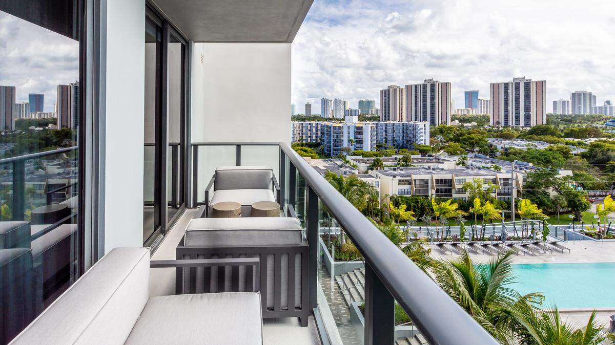 Aventura ParkSquare, a mixed-use development at 2920 NE 207th St., reduced its deposit to 10% at contract, down from 30% 10 months ago.  