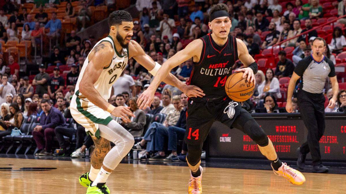 El escolta del Heat, Tyler Herro (14), avanza con el balón ante la marca de Jayson Tatum, de los Celtics de Boston, en el partido celebrado el 11 de febrero de 2024 en Miami.