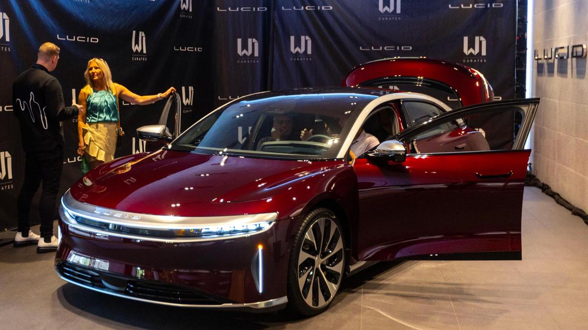 Los clientes potenciales Sanna y Andy Hardin hablan con los vendedores mientras observan el modelo Lucid Air Grand Touring en la sala de exposición Brickell Studio de Lucid, una nueva empresa de autos eléctricos de gama alta, dentro de Brickell City Centre en Miami, Florida, el viernes 2 de diciembre de 2022.