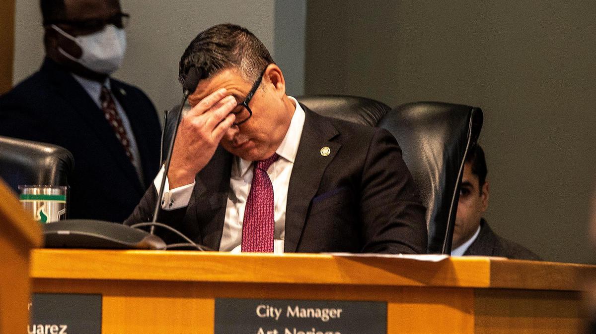 El administrador municipal de Miami, Art Noriega, durante una reunión especial de la Comisión municipal el  14 de octubre de 2021.