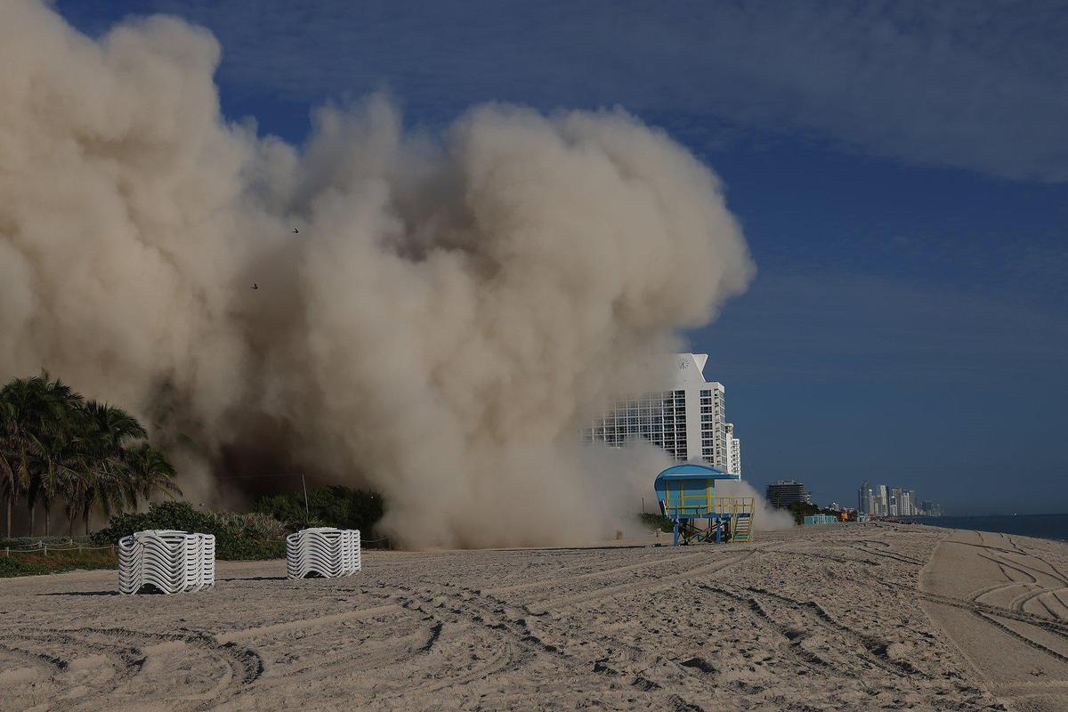 El domingo 13 de noviembre de 2022, la torre de 17 pisos del histórico hotel Deauville Beach Resort implosionó aproximadamente a las 8:00 am, llenando de polvo los alrededores.