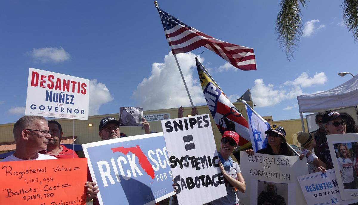 Manifestantes piden la renuncia de la supervisora de Elecciones de Broward, Brenda Snipes, el 11 de noviembre de 2018, en la oficina electoral de Broward Lauderhill.