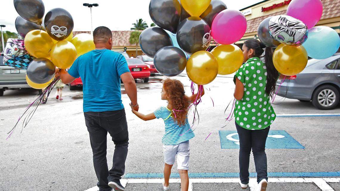 En esta foto del 31 de diciembre de 2013, Ashley Melgar celebra su séptimo cumpleaños el 30 de diciembre mientras sale de una tienda Party City en South Miami con su familia.