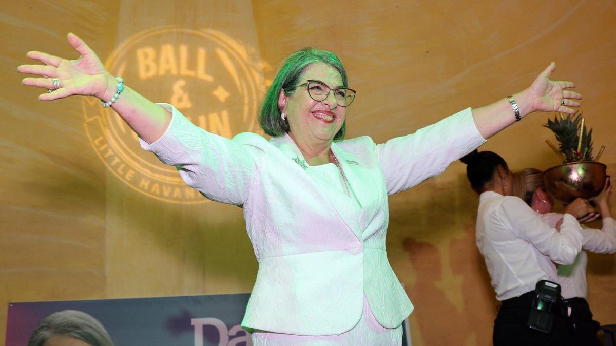 La alcaldesa de Miami-Dade, Daniella Levine Cava, celebra su reelección durante una fiesta en el Ball and Chain de La Pequeña Habana, este martes 20 de agosto de 2024.