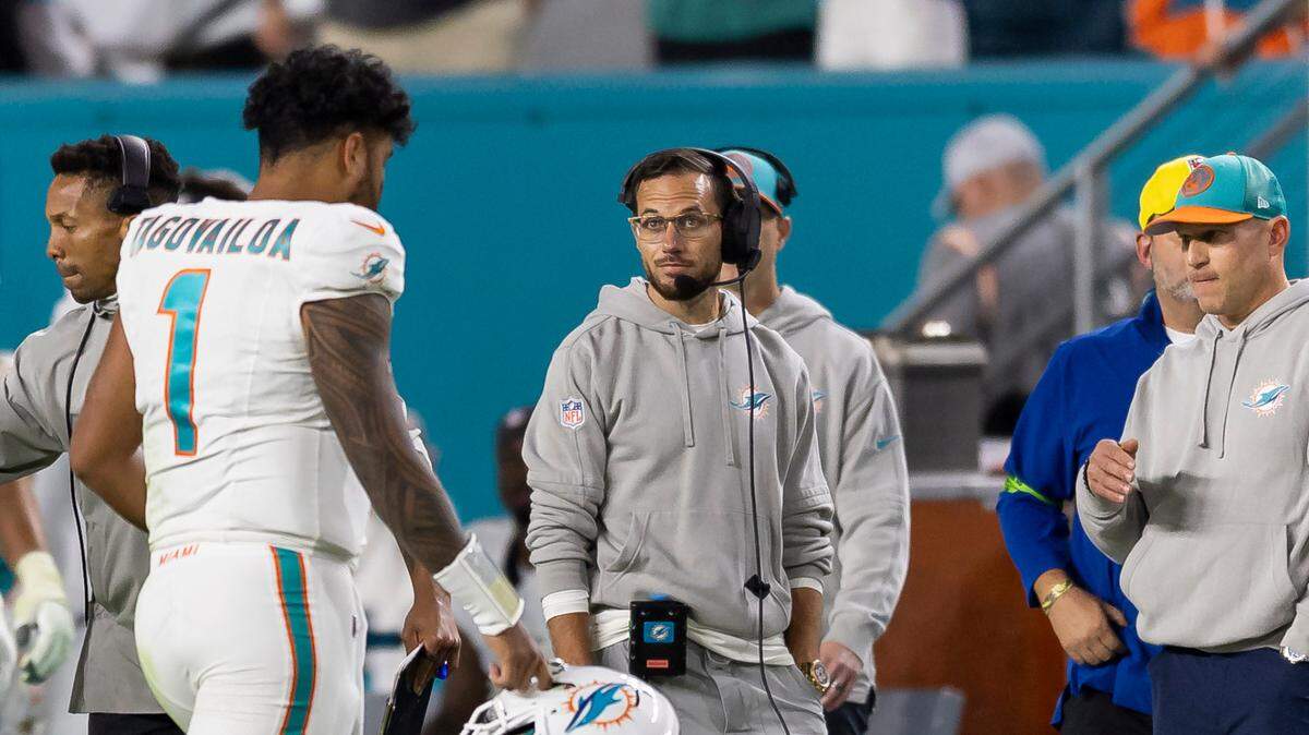 El quarterback de los Dolphins Tua Tagovailoa sale del campo de juego ante la mirada del entrenador Mike McDaniel, en el partido ante Buffalo Bills celebrado el 7 de enero de 2023 en Miami Gardens Florida.