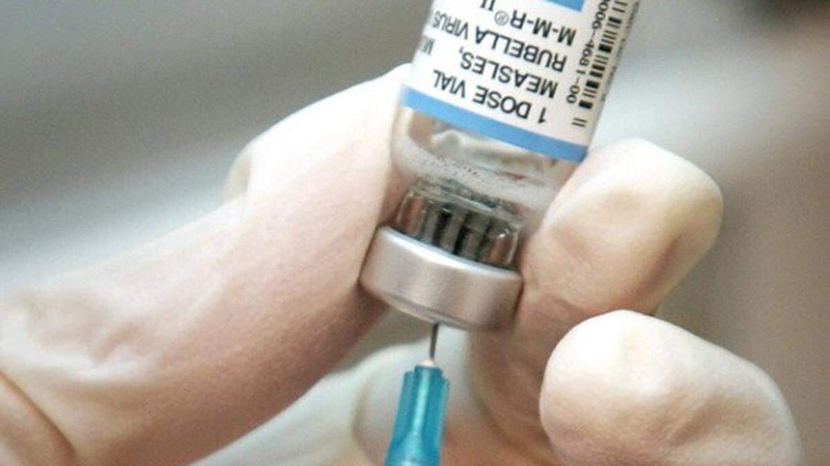 Dos dosis de la vacuna contra sarampión, paperas y rubéola (MMR), tienen una eficacia del 97% en la protección contra el sarampión.