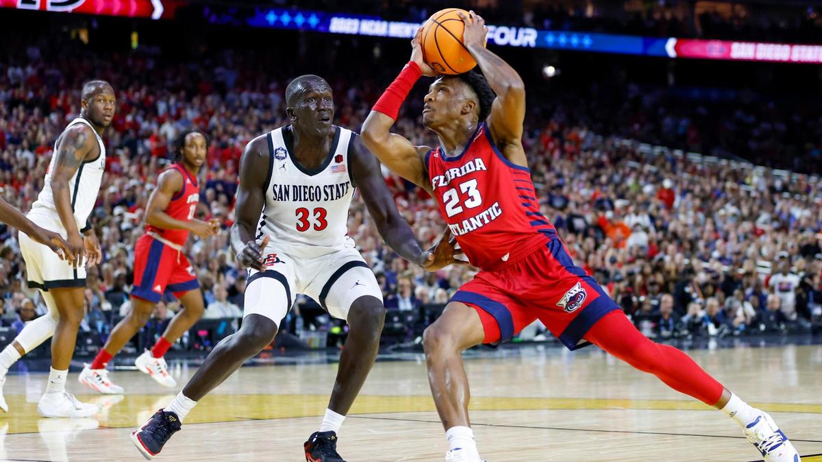 Florida Atlantic guard Brandon Weatherspoon drives against San Diego State forward Aguek Arop during the first half at NRG Stadium in Houston. For the late result of the game, go to www.miamiherald.com/sports.