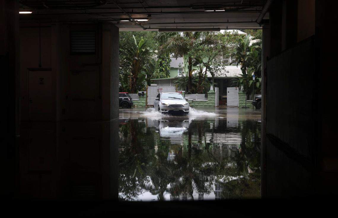 Un automóvil ingresa a un estacionamiento en la calle 25 durante una tormenta en Miami en 2023.