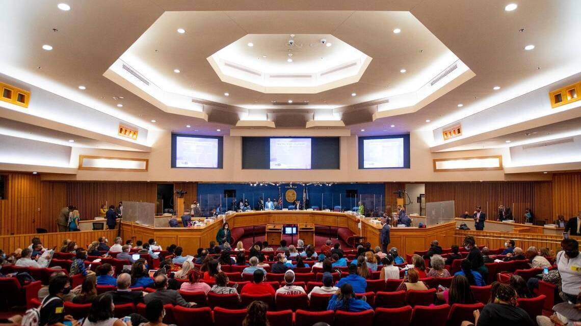 Comisionados de Miami-Dade tratan de aumentar sus salarios sin decir nada. Eso fue un error | Editorial