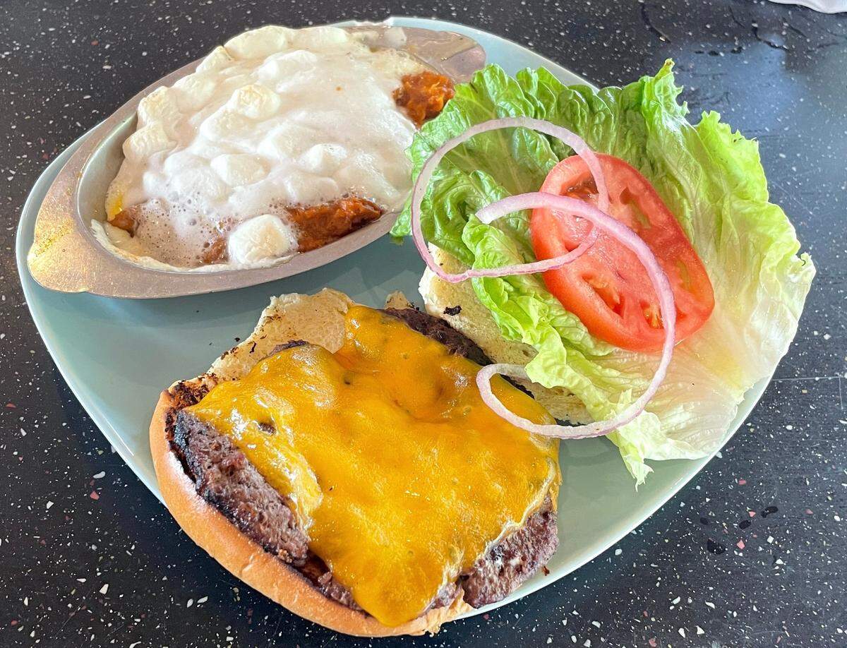 Hamburguesa de queso en Crackers Southern Dining.