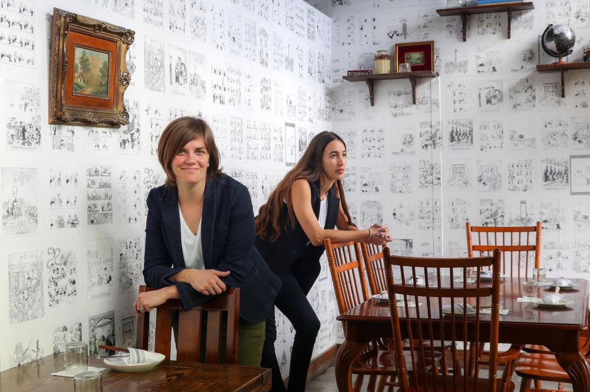 Paula Costa y Geraldine Quintero en el espacio que rinde homenaje a sus abuelas, que las inspiraron para crear su singular restaurante.